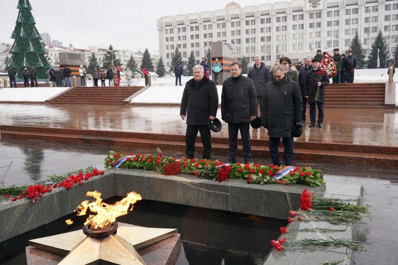 В День защитника Отечества губернатор возложил цветы к Вечному огню