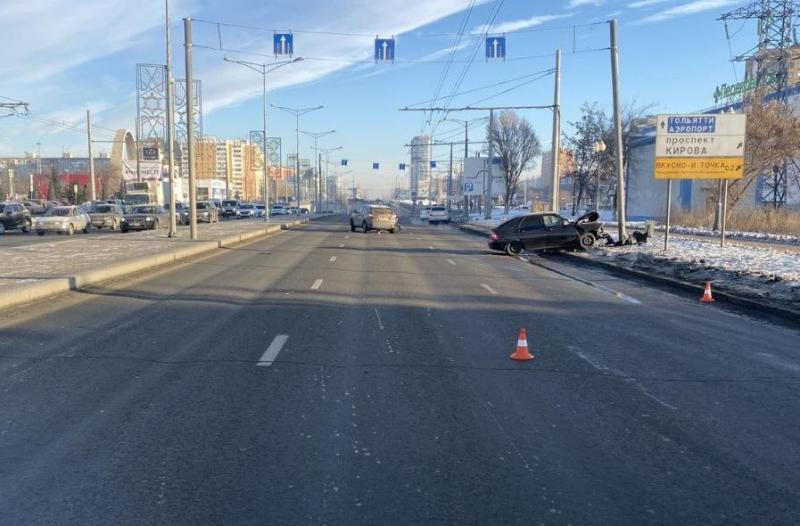 Капот сложился пополам: 25-летний водитель на скорости влетел в столб на Московском шоссе в Самаре