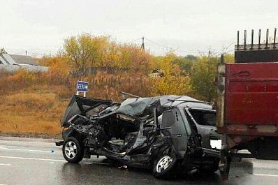 Смертельное ДТП в Волжском районе: два человека погибли после столкновения легковушки с грузовиком