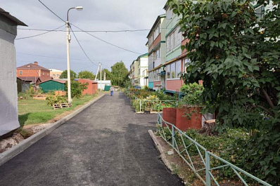 На центральной улице села Пестравка завершается благоустройство трёх дворов