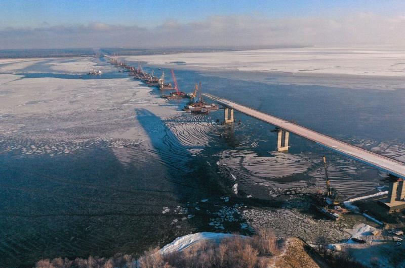 Жителей Самарской области предупредили об опасности выхода на лед вблизи строительства моста через Волгу