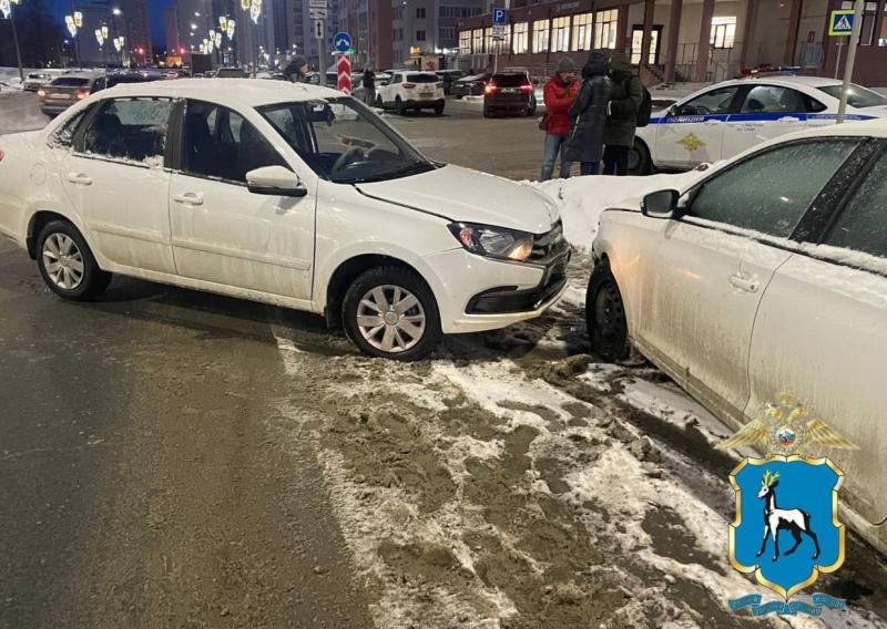 Проехала на красный: в Самаре на Московском шоссе столкнулись две иномарки