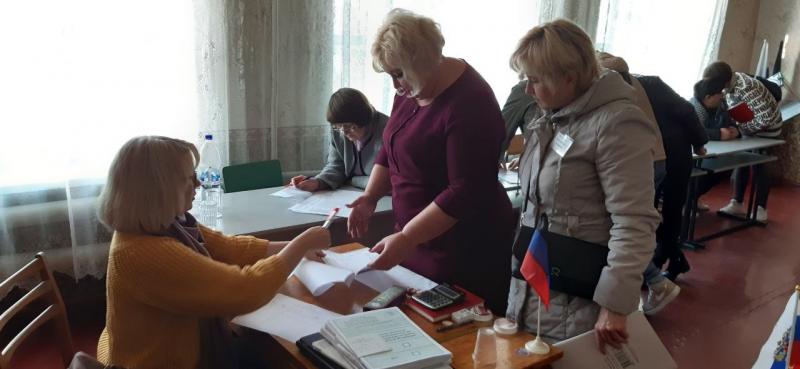 Жители Снежного активно участвуют в голосовании на референдуме о вхождении в состав РФ