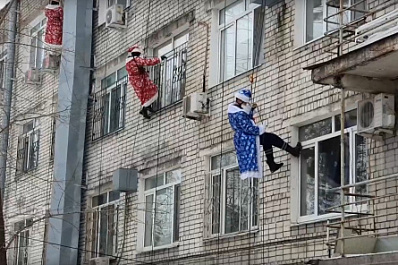 Страховка и борода: в Самаре Деды Морозы спустились по стене к пациентам детской больницы