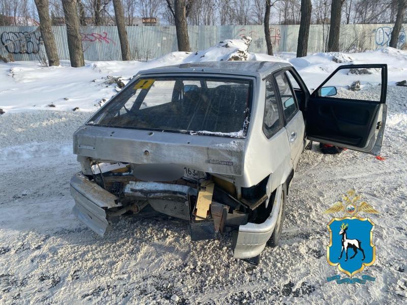 В Самаре молодой водитель на Audi A6 на скорости протаранил забор