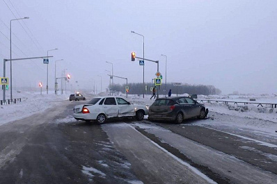 В Волжском районе на перекрестке столкнулись три автомобиля