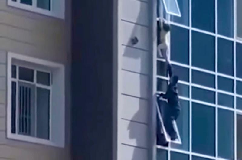 Повисла на карнизе: мужчина спас девочку от падения с восьмого этажа в Нур-Султане