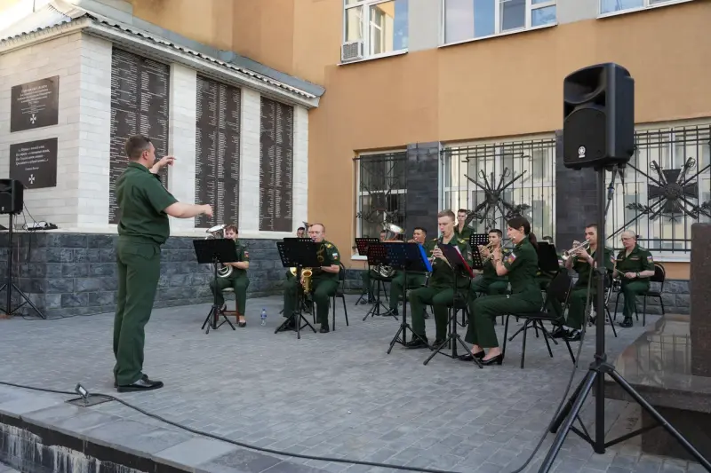 Военный оркестр ЦВО выступил с новой программой на "Летних вечерах духовой музыки" в Самаре