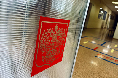 Голосуют всей семьей: многодетные родители из Жигулевска посетили участок вшестером