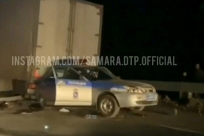 В Самарской области водитель "Приоры" уснул за рулем и отправил полицейскую машину под грузовик