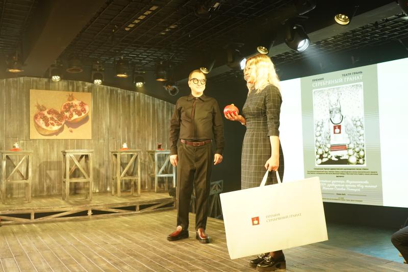 Медиаагентство "Самара 450" отметили спецпремией художественного руководителя театра "Грань" за проект "Код памяти"