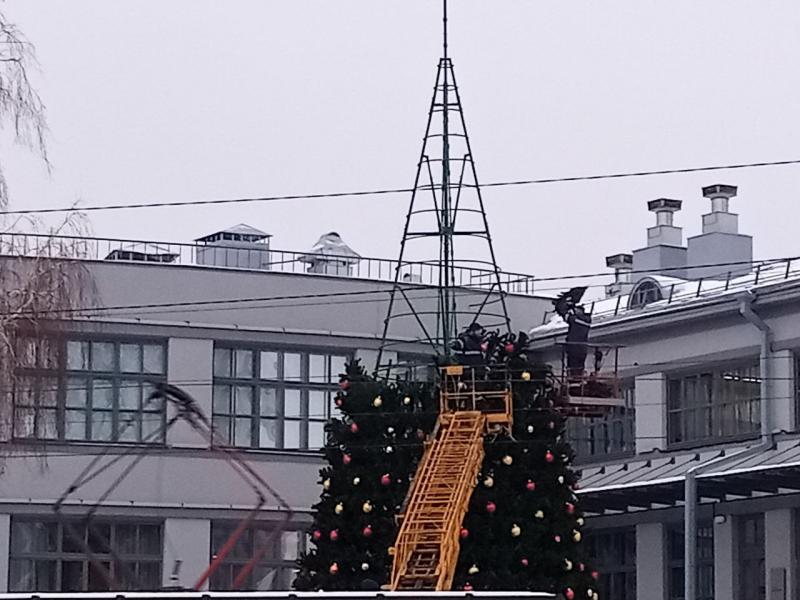 В Самаре начали разбирать новогодние украшения