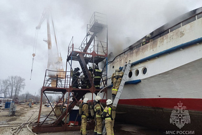 В Самаре около двух часов тушили горящий теплоход "ОМ"