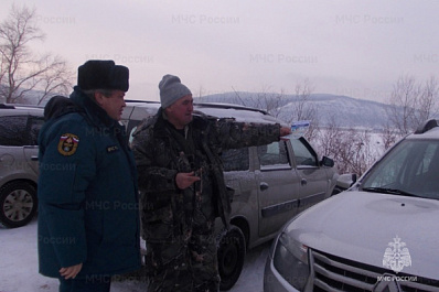 Можно провалиться: тольяттинские спасатели предупредили об опасности выхода на лед