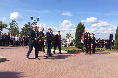 Дмитрий Азаров возложил цветы к памятнику Григорию Засекину