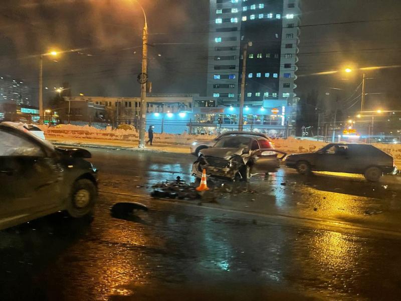 В Самаре полиция разыскивает водителя, сбежавшего с места ДТП на улице Авроры