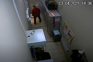 В Тольятти мужчина в медицинской маске похитил 10 iPhone на 380 тысяч рублей