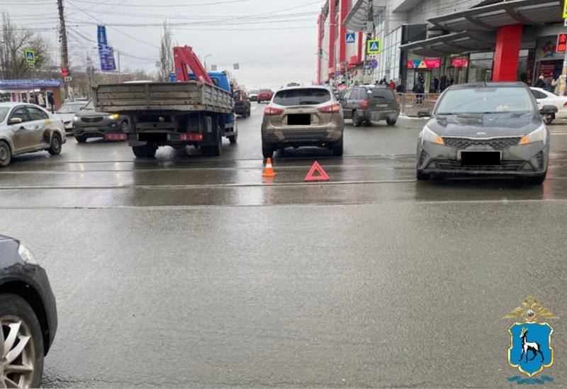 В Самаре на улице Авроры столкнулись две легковушки