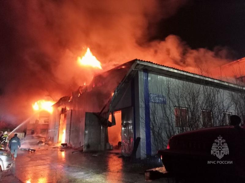 Ночью 20 ноября в Отрадном полыхал автосервис