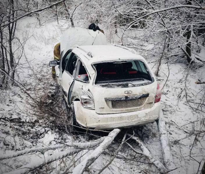 13 декабря в Самарской области двое человек пострадали в улетевшей в кювет "Гранте"