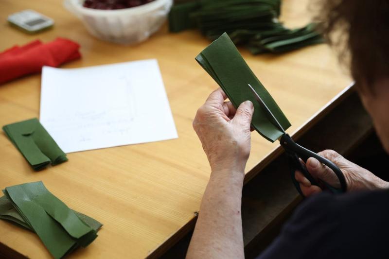 Поддержка от старших: в Самарской области волонтеры отправляют маскировочные сети "за ленточку"