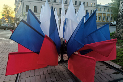 Самарцы развернули 60-метровый триколор в честь годовщины воссоединения Крыма и Севастополя с Россией