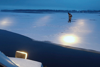 В Самарской области спасли рыбака с дрейфующей льдины
