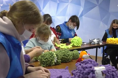 Волонтеры вяжут теплую одежду для детей из чапаевского приюта