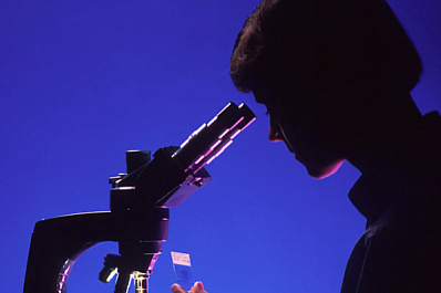 Россияне рассказали, с кем чаще всего ассоциируют слово "ученый"