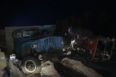 В Самарской области грузовик столкнулся с трактором
