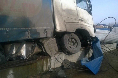 В Тольятти водитель фуры Volvo снес бетонное ограждение