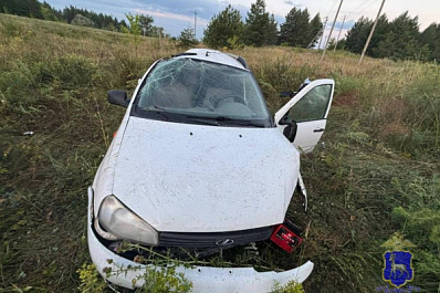 В Самарской области 3 августа водитель с двумя пассажирами на "Калине" улетел в кювет 