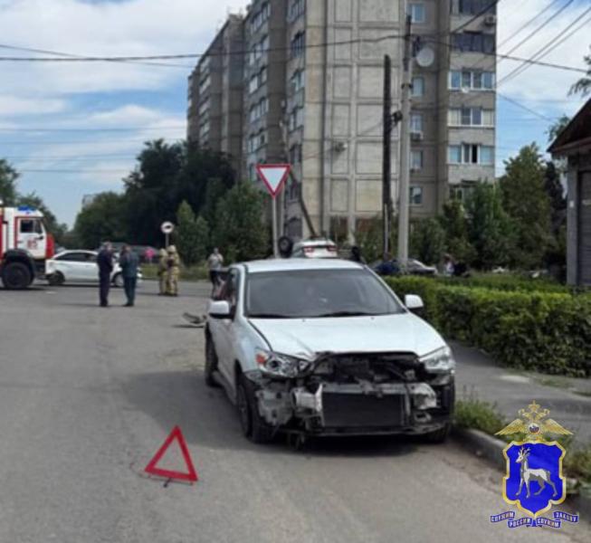 В Самарской области на трассе большегруз врезался в попутный Land Rover