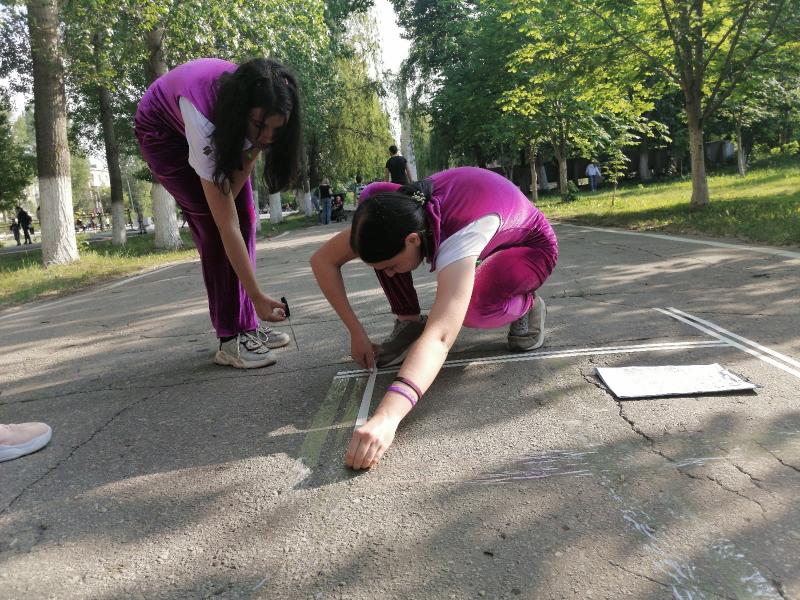 В Чапаевске волонтеры учат детей дворовым играм 