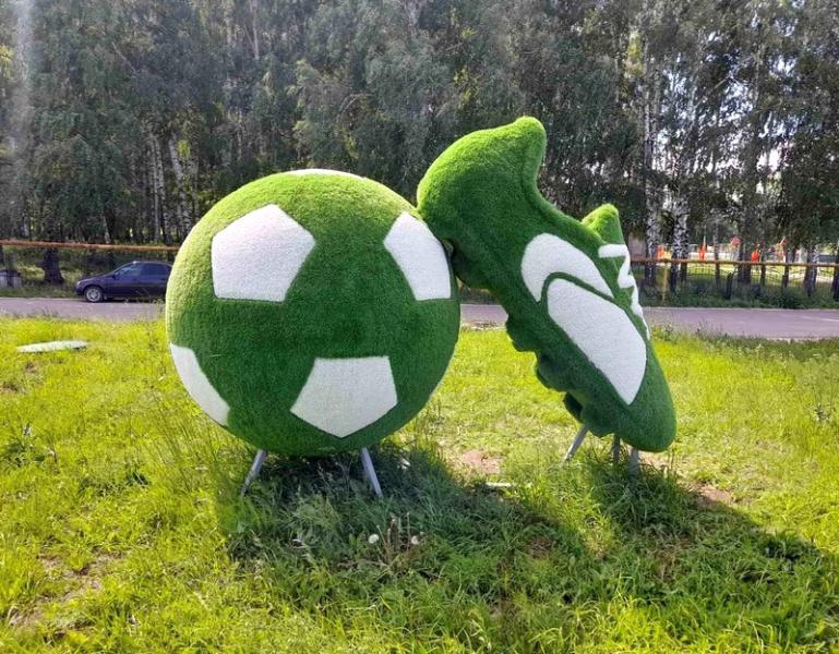 На стадионе "Колос" в Челно-Вершинах установили арт-объект "Мяч с бутсой"
