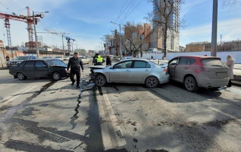 В Самаре авария из трех легковушек парализовала движение на Московском шоссе