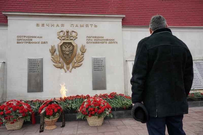 В Самаре почтили память погибших полицейских при пожаре в ГУВД