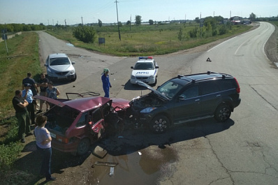 Мятый металл: под Самарой лоб в лоб влетели иномарка и "четырнадцатая"