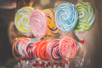 Опасные сладости: эксперты призвали оградить детей от газировки и леденцов