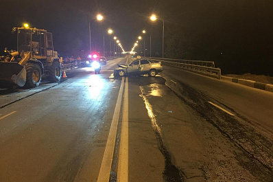 Жесткое ДТП на Южном мосту в Самаре: десятка влетела в трактор