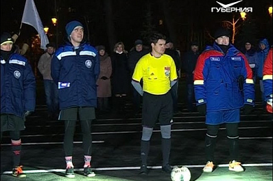 Энергетики Самары провели на площади Куйбышева товарищеский футбольный матч