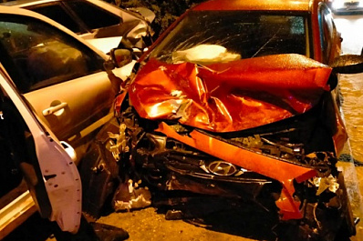 В Тольятти водители иномарок не разъехались на перекрестке и влетели в припаркованный ВАЗ