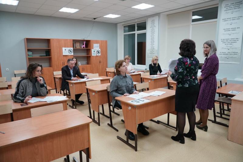Дмитрий Азаров принял участие в заседании Областного родительского комитета