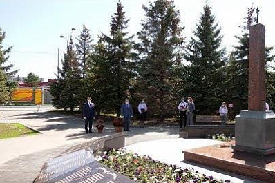 Нефтяники в Новокуйбышевске возложили цветы к мемориалу с именами фронтовиков