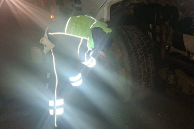 На трассе в Самарской области у водителя фуры лопнуло колесо