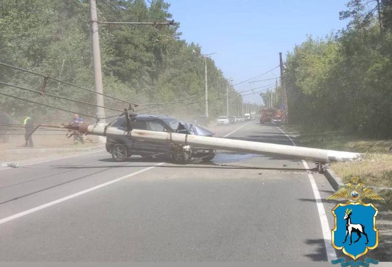 В Тольятти женщина на Hyundai влетела в столб