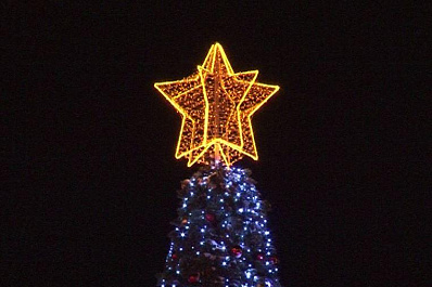 На площади Куйбышева устанавливают главную новогоднюю елку Самары