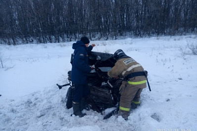 Женщина на "Шевроле" влетела в снегоуборочную машину на трассе в Самарской области
