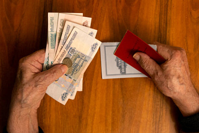 Угрожал топором: в Самарской области мужчина украл у пенсионерки 300 рублей