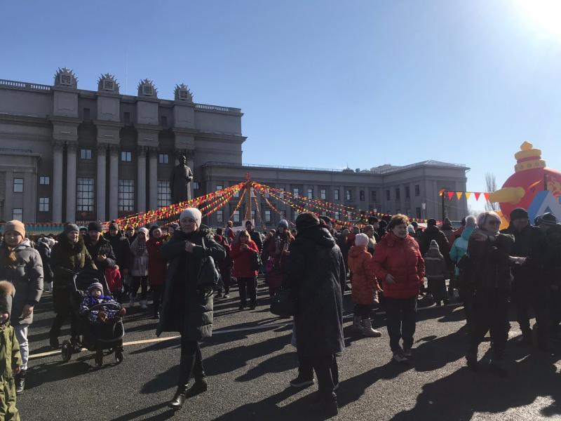 С блинами да песнями: в Самаре прошли масленичные гуляния